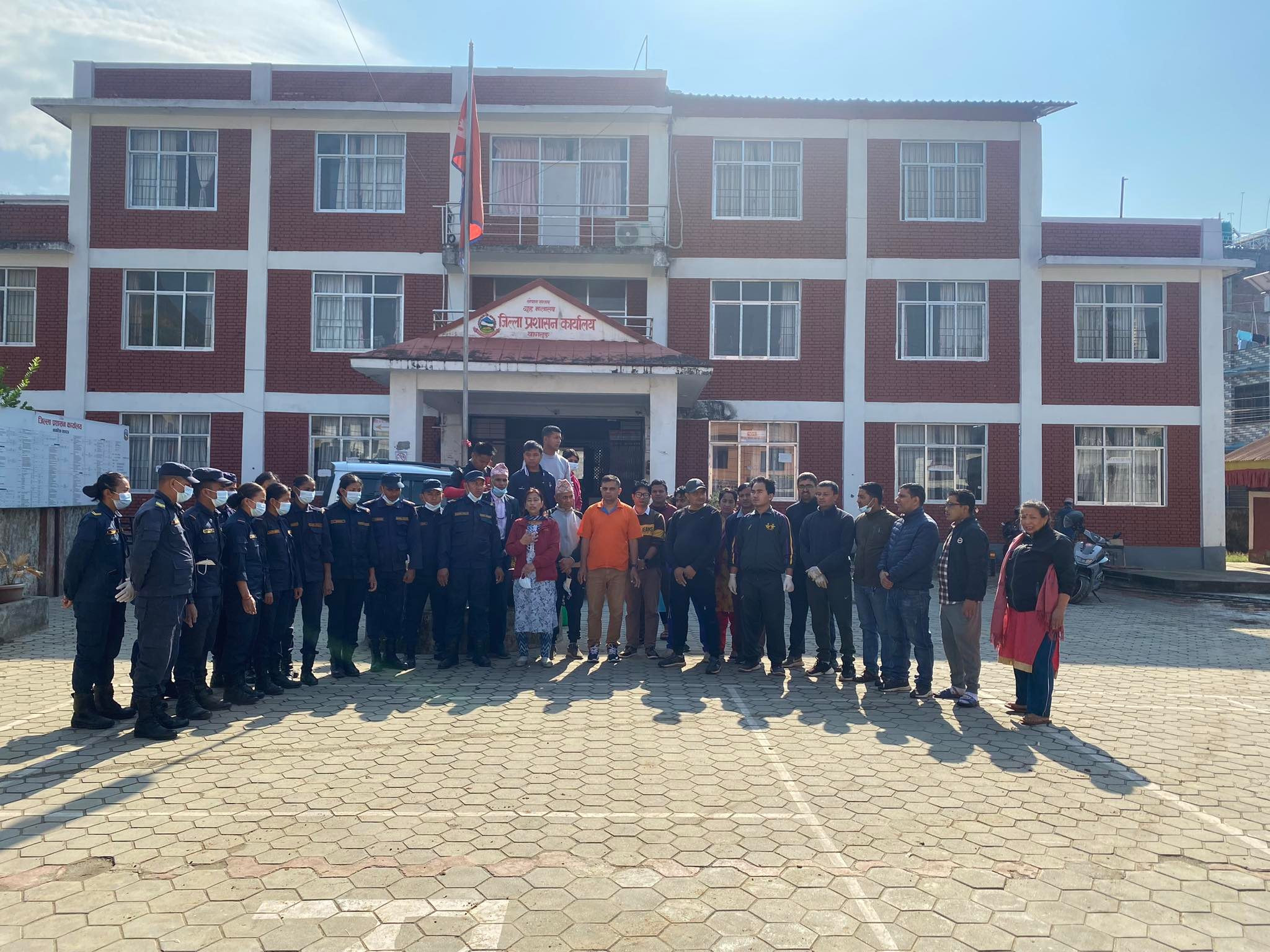कार्यालय परिसर सरसफाई पश्‍चात कर्मचारी र प्रहरीलाई धन्यवाद दिनुहुँदै प्रजिअज्यू